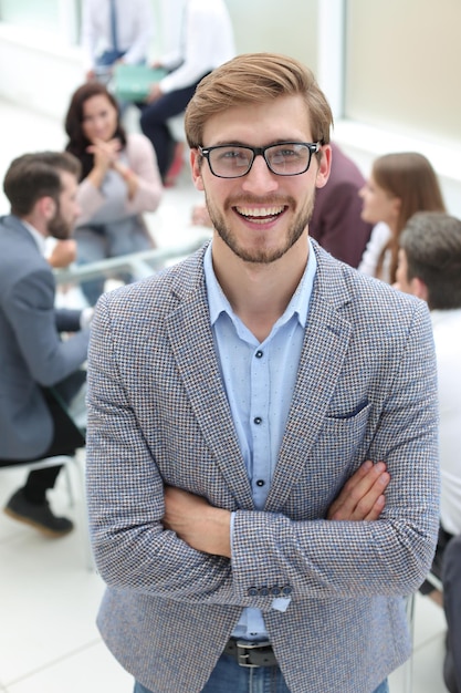 Gros plan homme d'affaires souriant sur le fond du bureau