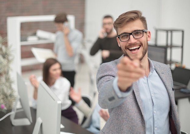 Gros plan sur un homme d'affaires souriant pointant du doigt le concept de choix