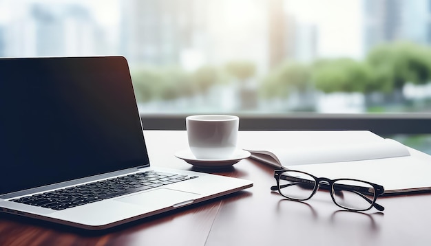 gros plan, homme d'affaires travaillant sur un ordinateur portable sur une table