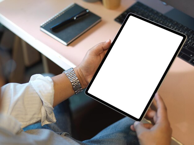 Gros plan, un homme d'affaires utilisant une tablette numérique au bureau. écran vierge de la tablette ou du pavé tactile.
