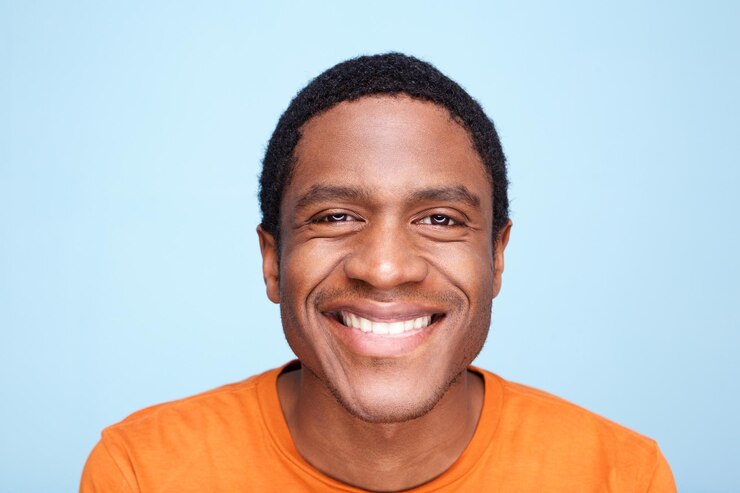 Photo gros plan homme afro-américain souriant sur fond bleu