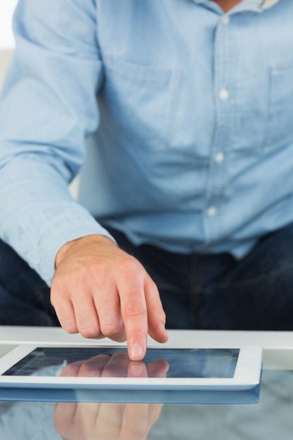 Gros plan de l&#39;homme à l&#39;aide de la tablette