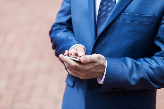 Gros plan d'un homme à l'aide d'un téléphone intelligent mobile