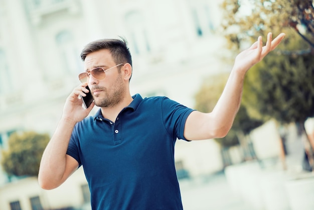 Gros plan d'un homme à l'aide d'un téléphone intelligent