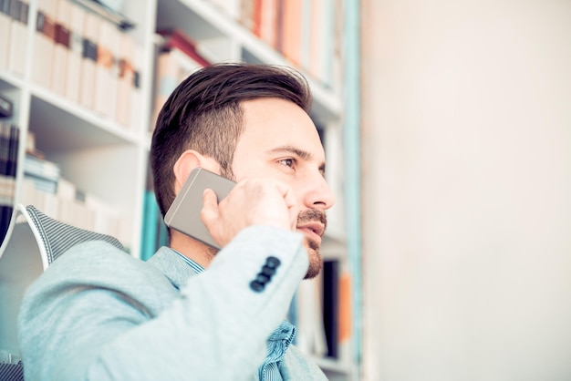 Gros plan d'un homme à l'aide d'un téléphone intelligent