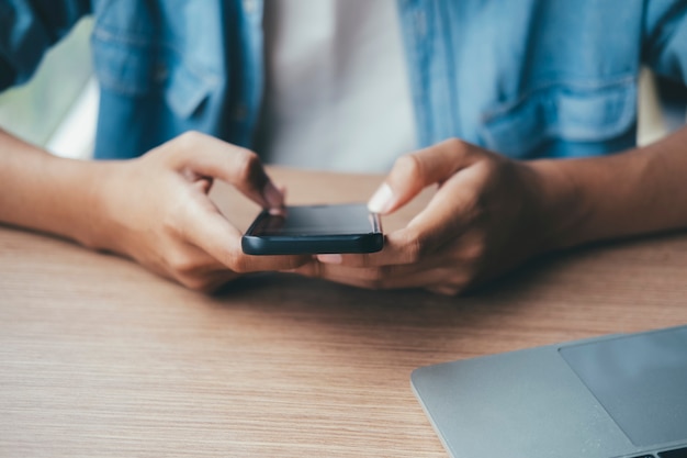 Gros plan de l'homme à l'aide de téléphone portable.