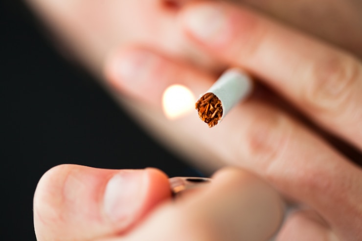 Photo gros plan d&#39;un homme allumer une cigarette