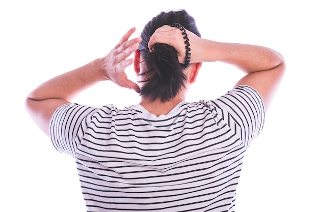 Gros plan d'un homme aux cheveux longs tenant ses mains derrière sa tête. Vue arrière.