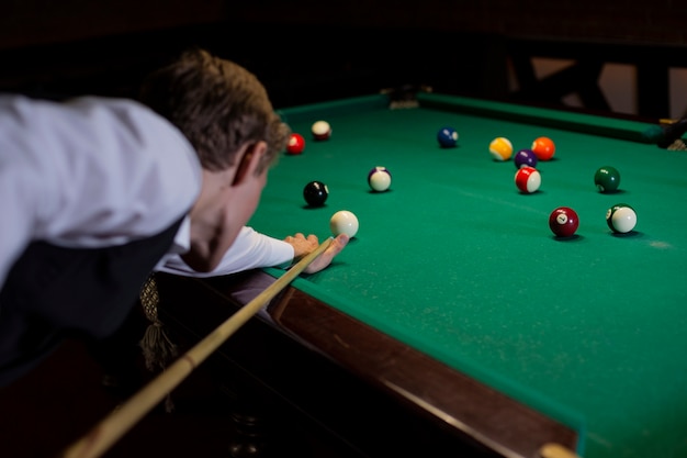 Photo gros plan homme en costume jouant au billard