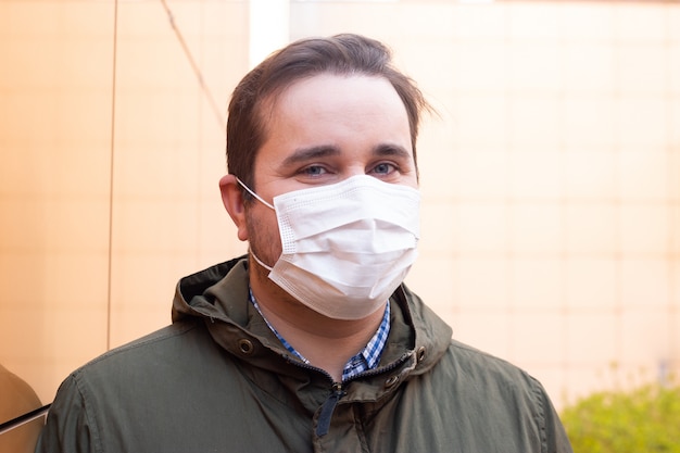 Gros plan d'un homme dans un respirateur pour se protéger contre l'infection par le virus de la grippe ou le coronavirus