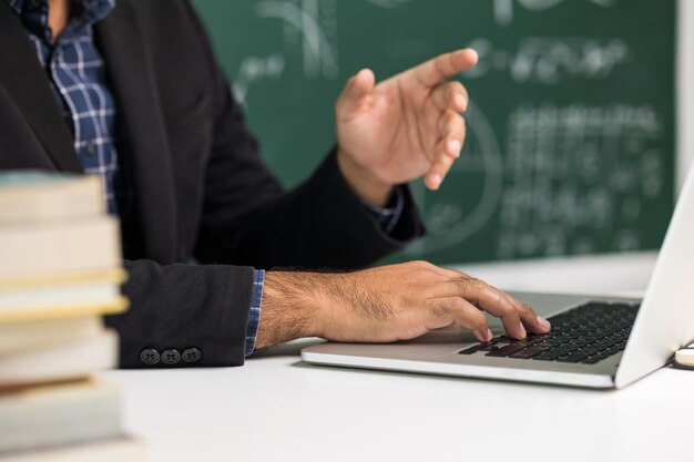 Gros plan sur l'homme enseignant assis enseignant la vidéoconférence en ligne en direct par ordinateur portable