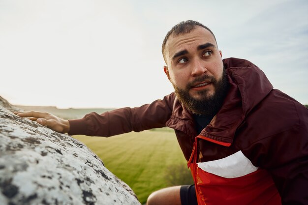 Gros plan d'un homme escaladant la montagne