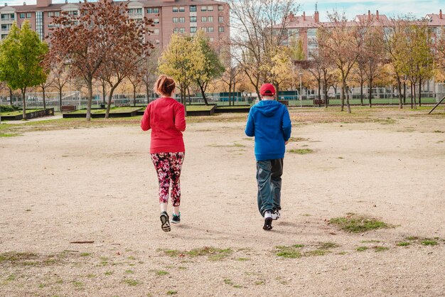 Gros plan d'un homme et femme jogging