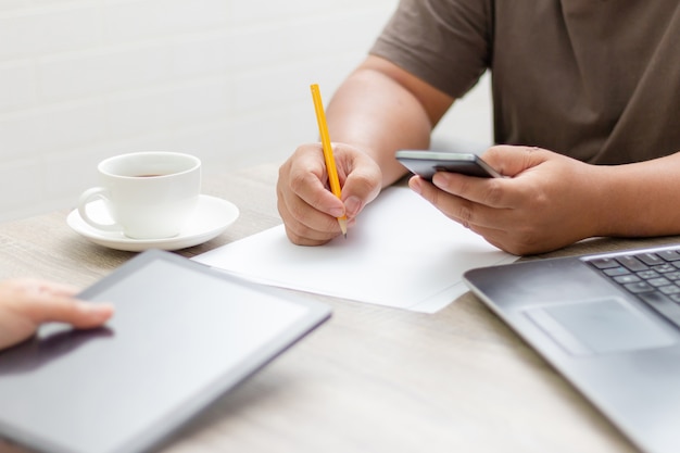 Gros plan homme et femme réunis sur une table en bois sur le lieu de travail