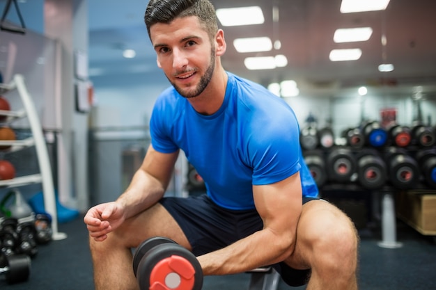 Gros plan de l&#39;homme fit travailler avec des poids