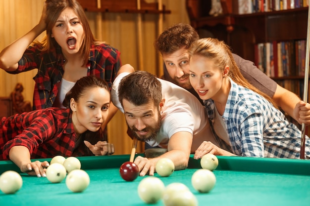 Gros plan d'un homme jouant au billard