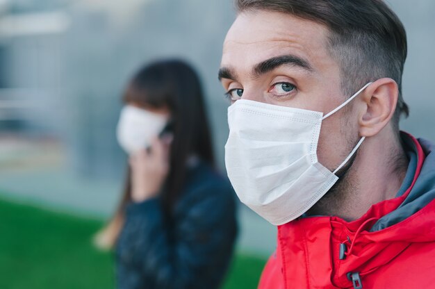 Gros plan sur l'homme met un masque médical