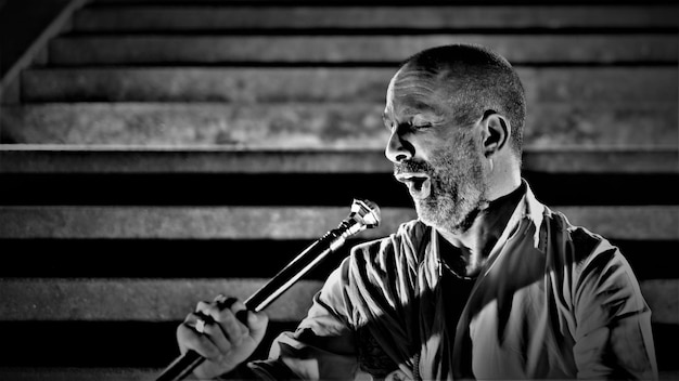 Photo un gros plan d'un homme mûr qui chante