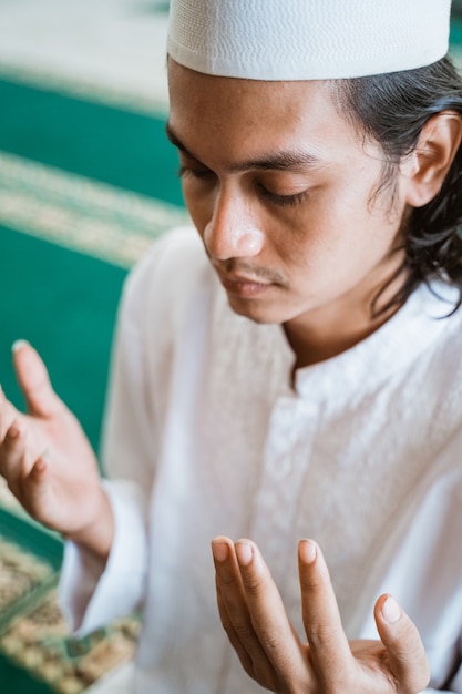 Photo gros plan homme musulman faisant la prière dans la mosquée