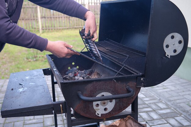 Gros plan d'un homme ouvrant un rack de viande.