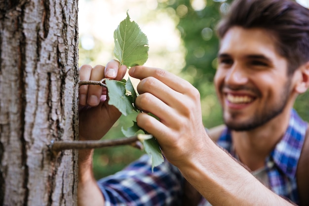 Gros Plan Homme Près De L'arbre