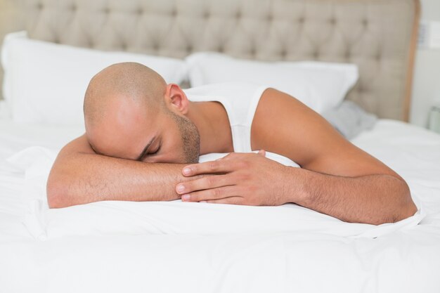 Gros plan d&#39;un homme qui dort dans son lit