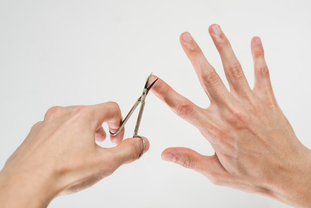 Gros plan d&#39;un homme se coupant les ongles