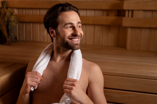 Photo gros plan sur un homme se relaxant dans le sauna