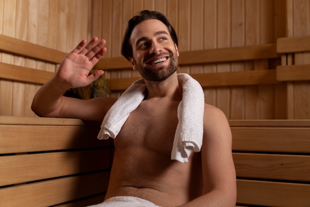 Photo gros plan sur un homme se relaxant dans le sauna