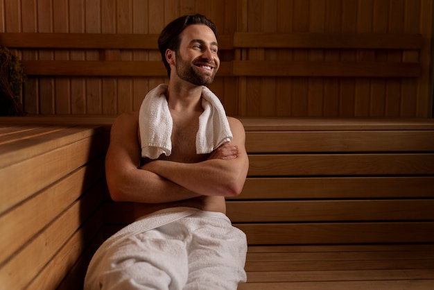 Gros plan sur un homme se relaxant dans le sauna