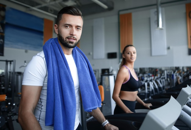 Gros plan sur un homme séduisant travaille dans une salle de sport moderne mode de vie sain