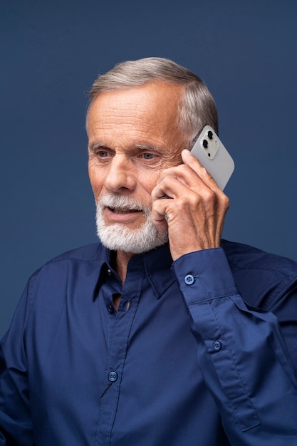 Photo gros plan homme senior parlant au téléphone