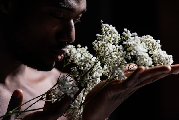 Photo gros plan, homme, sentir, fleurs