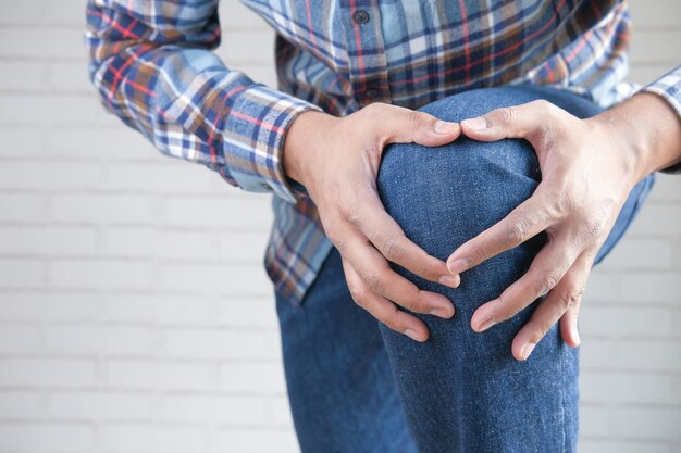 Gros plan sur l'homme souffrant de douleurs articulaires du genou