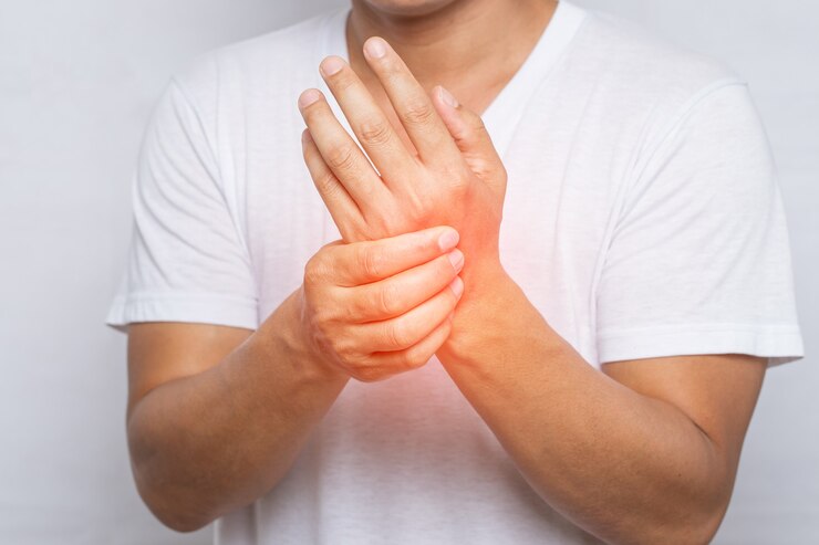 Gros plan d'un homme souffrant de douleurs à la main ou au poignet