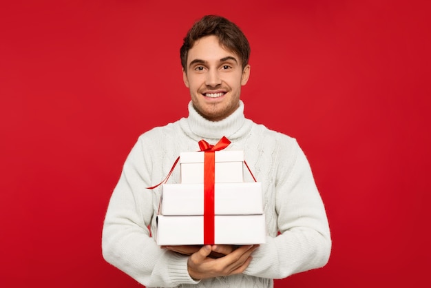 Gros plan sur l'homme souriant en pull tricoté isolé