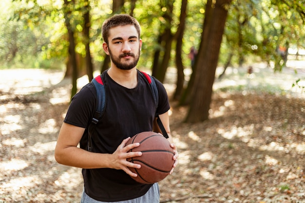 Photo gros plan d'un homme tenant un ballon de basket