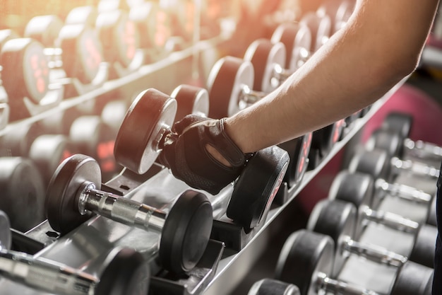 gros plan de l&#39;homme tenant le poids dans la salle de gym