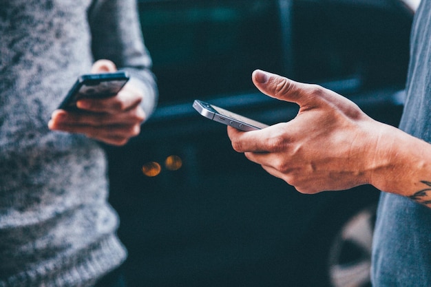 Gros plan, de, homme, tenue, téléphone intelligent