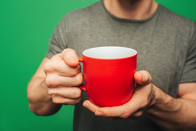 Gros plan l'homme tient une tasse de thé