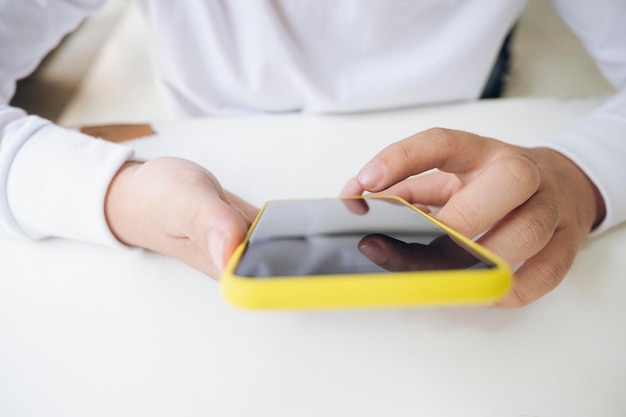 Gros plan d'un homme utilisant un téléphone intelligent mobile.