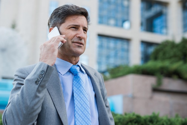 Gros plan d&#39;un homme utilisant un téléphone mobile intelligent