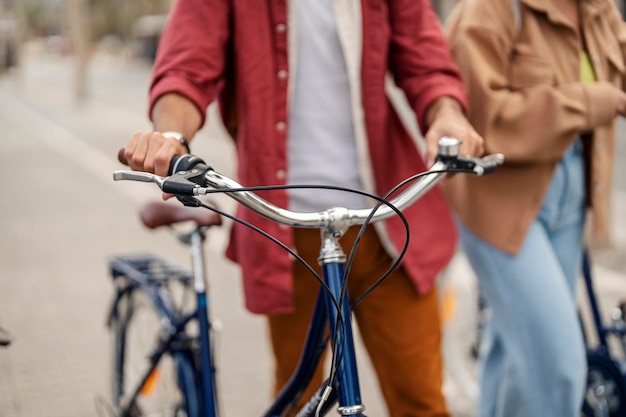 Gros plan d'un homme à vélo dans une rue