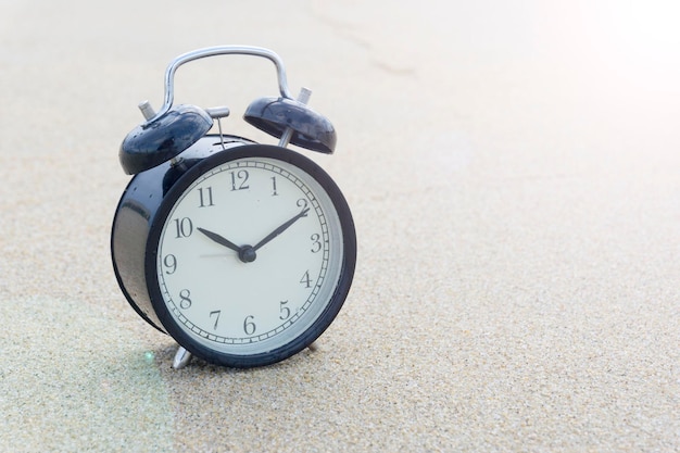 Gros plan de l'horloge sur la table