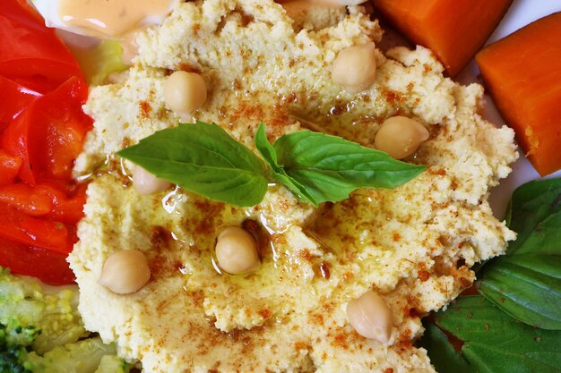 Photo un gros plan de l'hummus fraîchement cuit à la maison