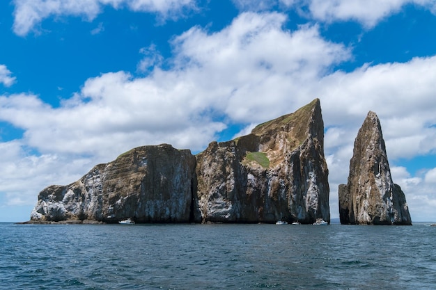 Un gros plan de l'île rocheuse de Kicker dans les îles Galapagos