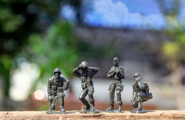 Photo gros plan image de l'armée militaire jouet sur le champ de bataille