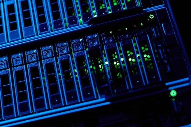 Gros plan image d'arrière-plan des serveurs lames en néon bleu empilés dans l'espace de copie du centre de données