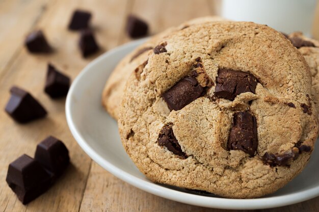 Gros plan image de barre de chocolat et de biscuits et d&#39;une tasse de lait