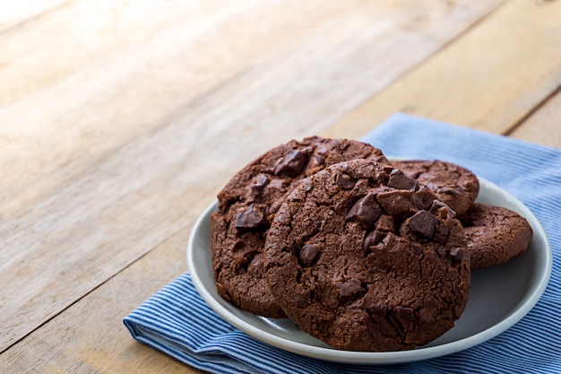 Gros plan image de biscuit au chocolat drak dans une assiette blanche